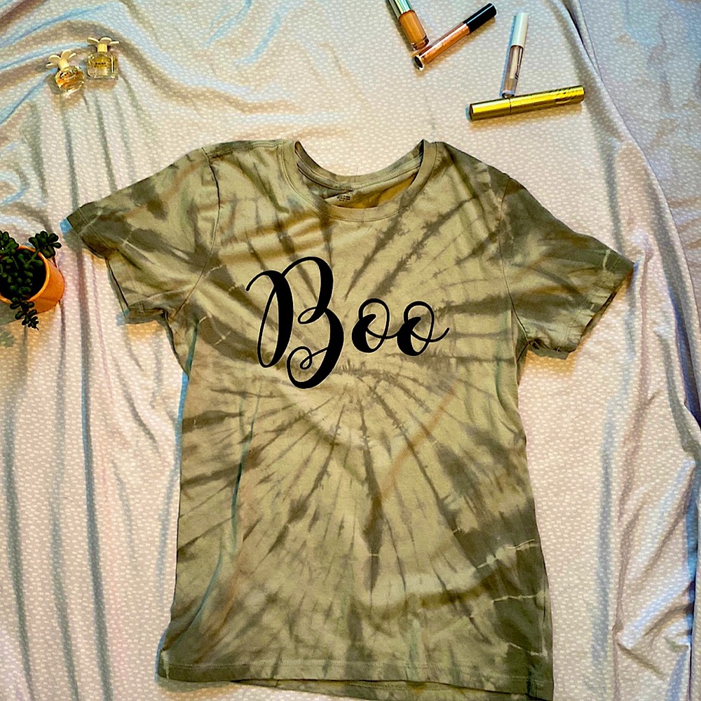 Grey shirt. Amazing for Halloween with your kids. Says “BOO” across the shirt.